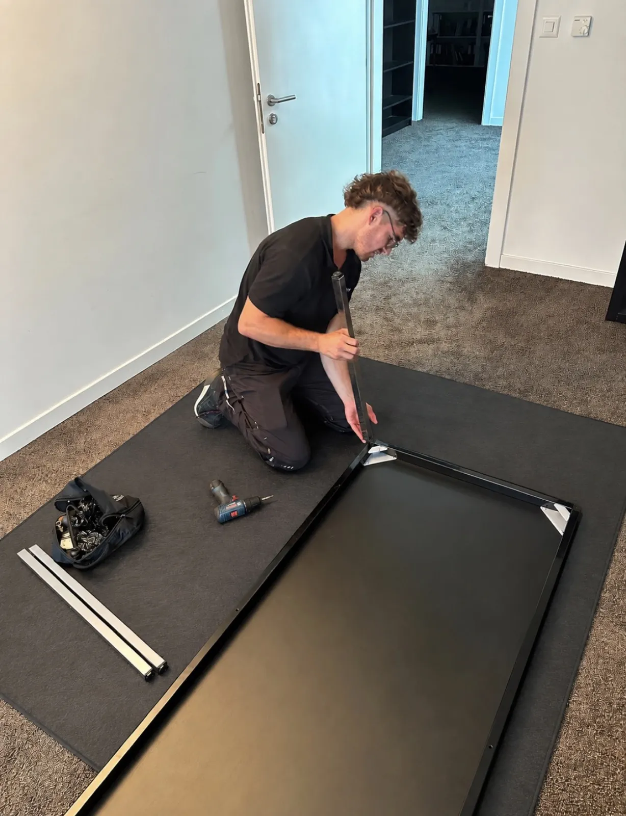Assemblage d’une table sur un sol protégé