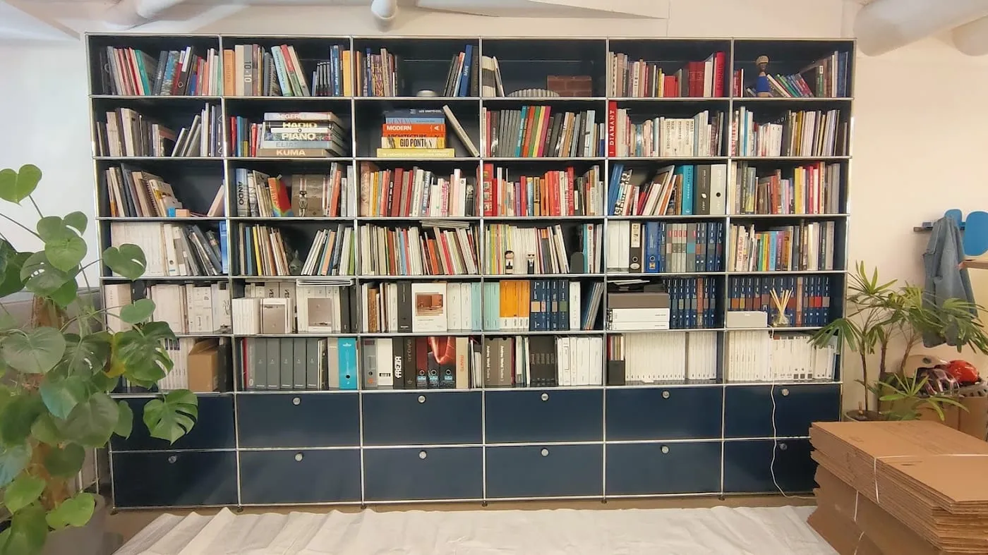 Bibliothèque prête à être mise en cartons