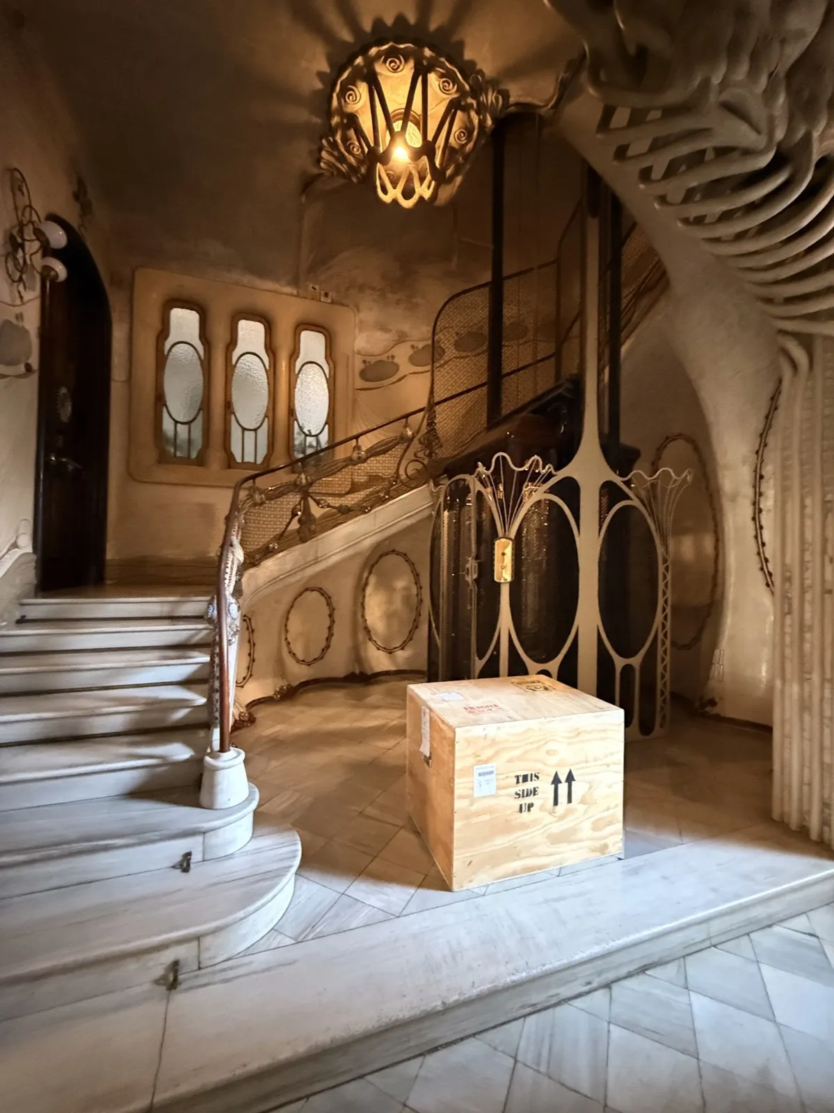 Caisse en bois dans un hall d’entrée
