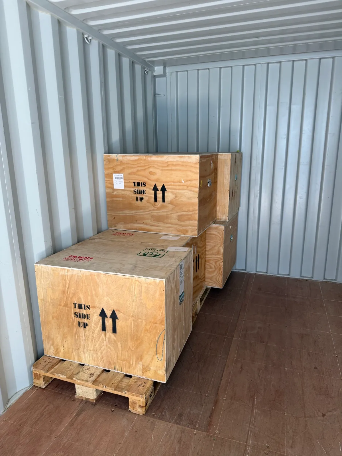 Caisses de stockage dans un conteneur