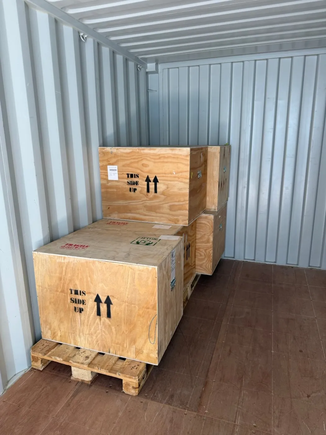 Caisses de stockage dans un conteneur
