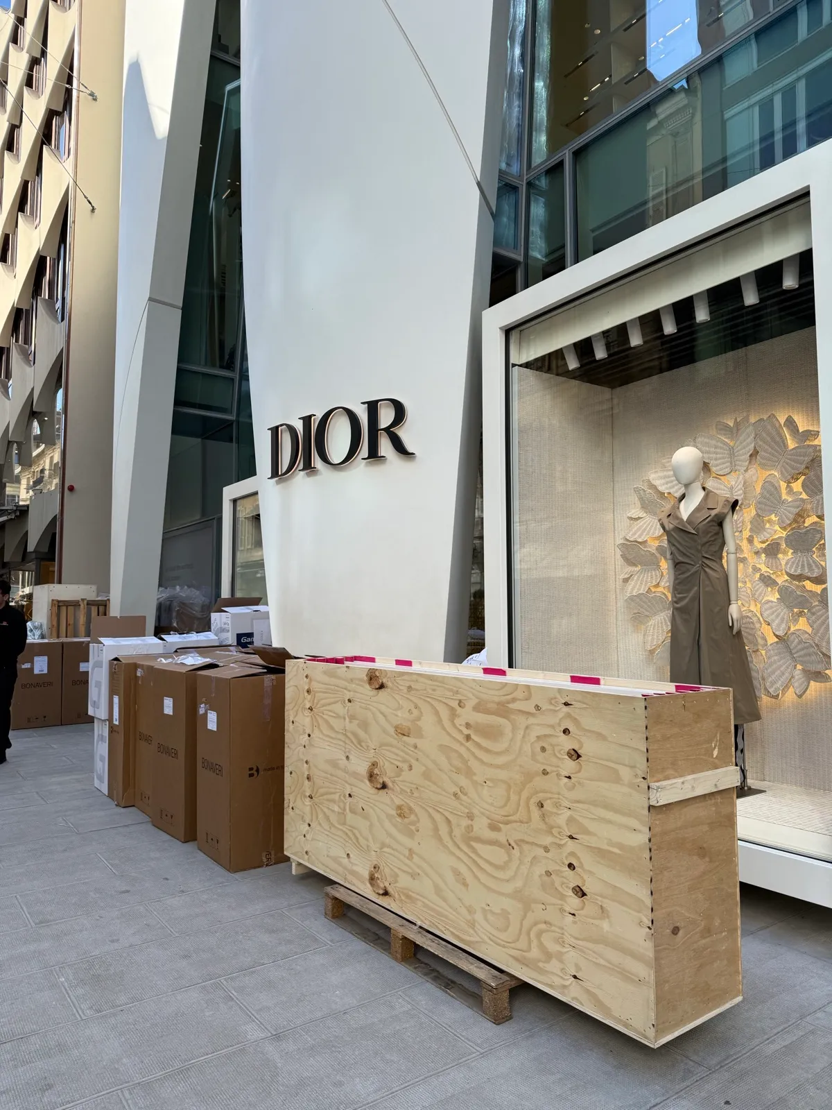 Caisses de transport devant une boutique
