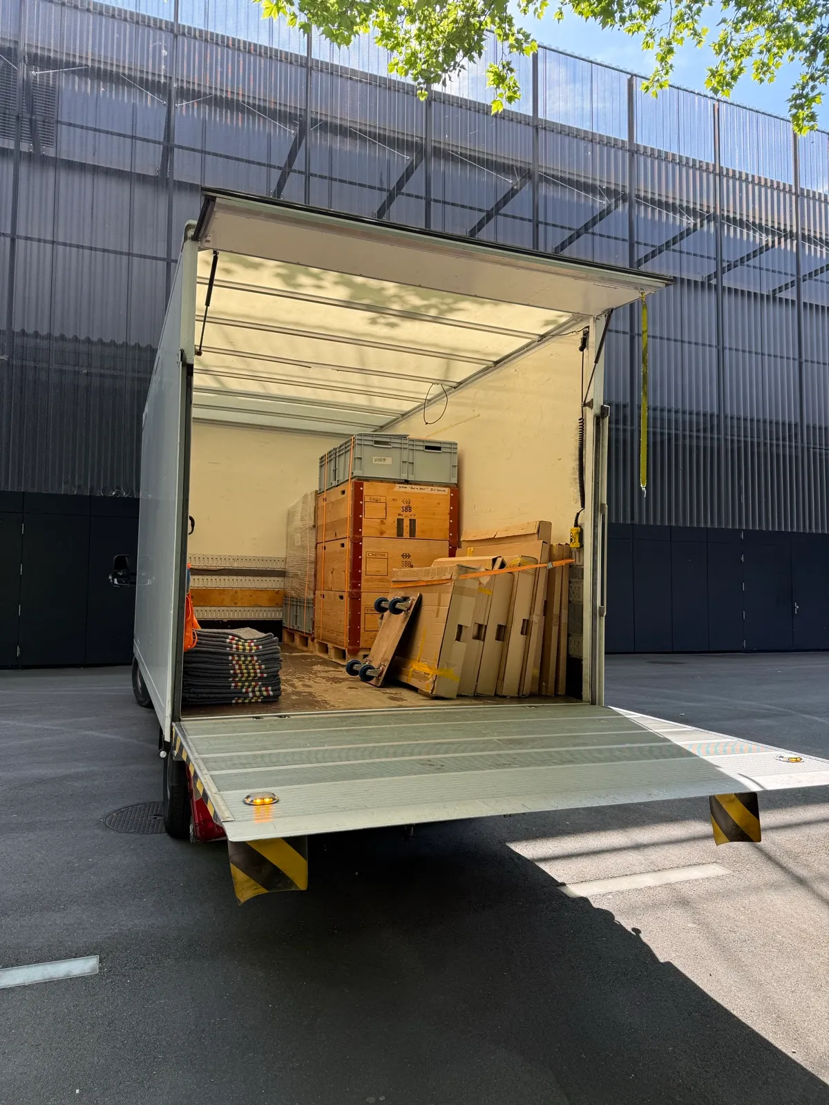 Camion chargé de caisses