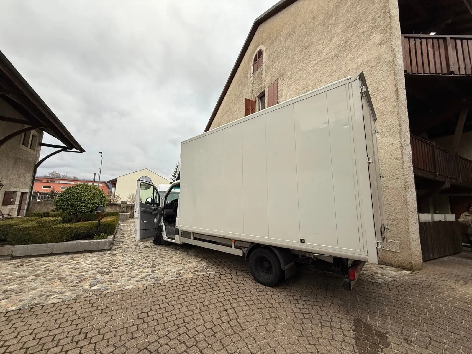 Camion DL Company dans une cour