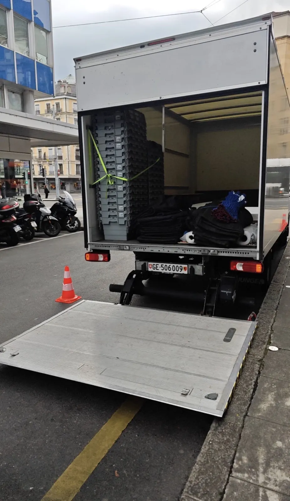 Caisses empilées sur le hayon d’un camion