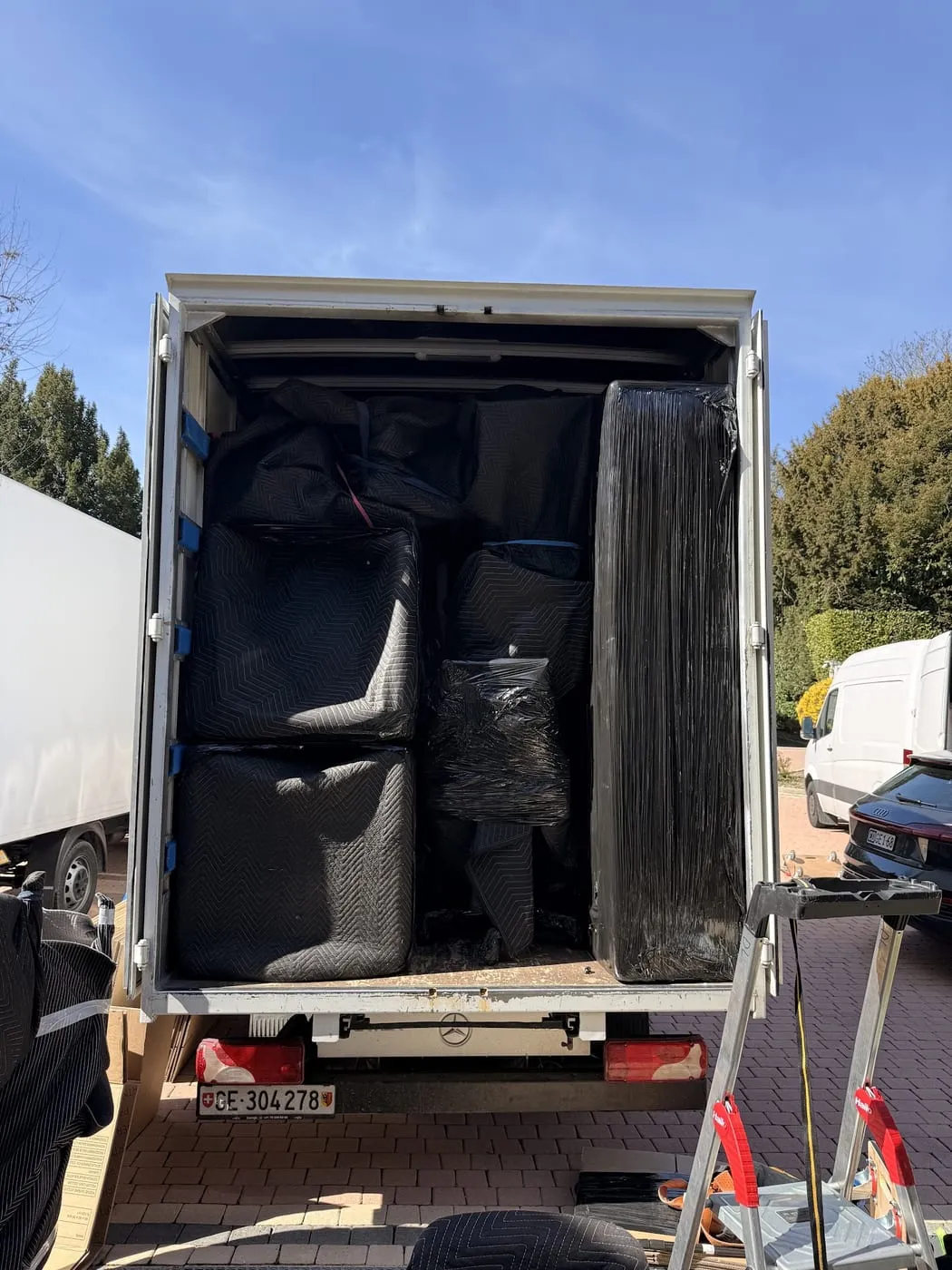 Camion chargé de mobilier sous couvertures