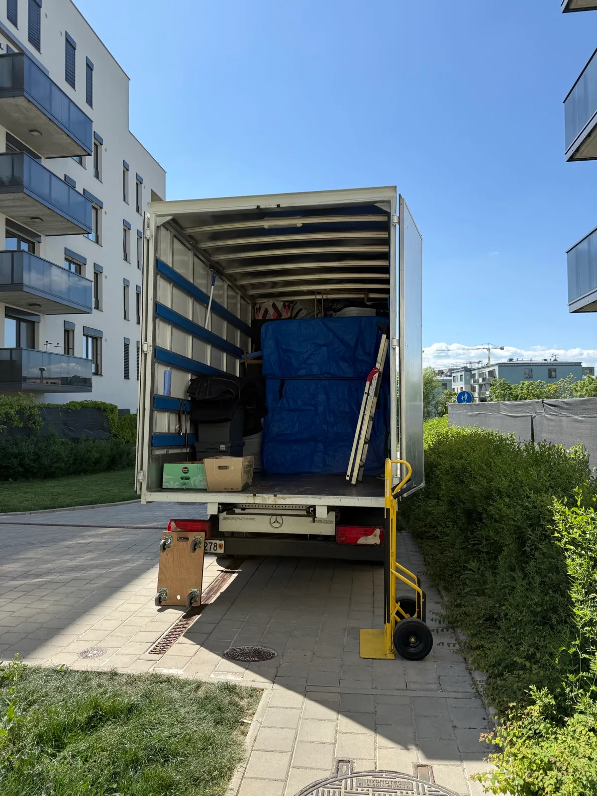 Camion sur une plateforme de chargement