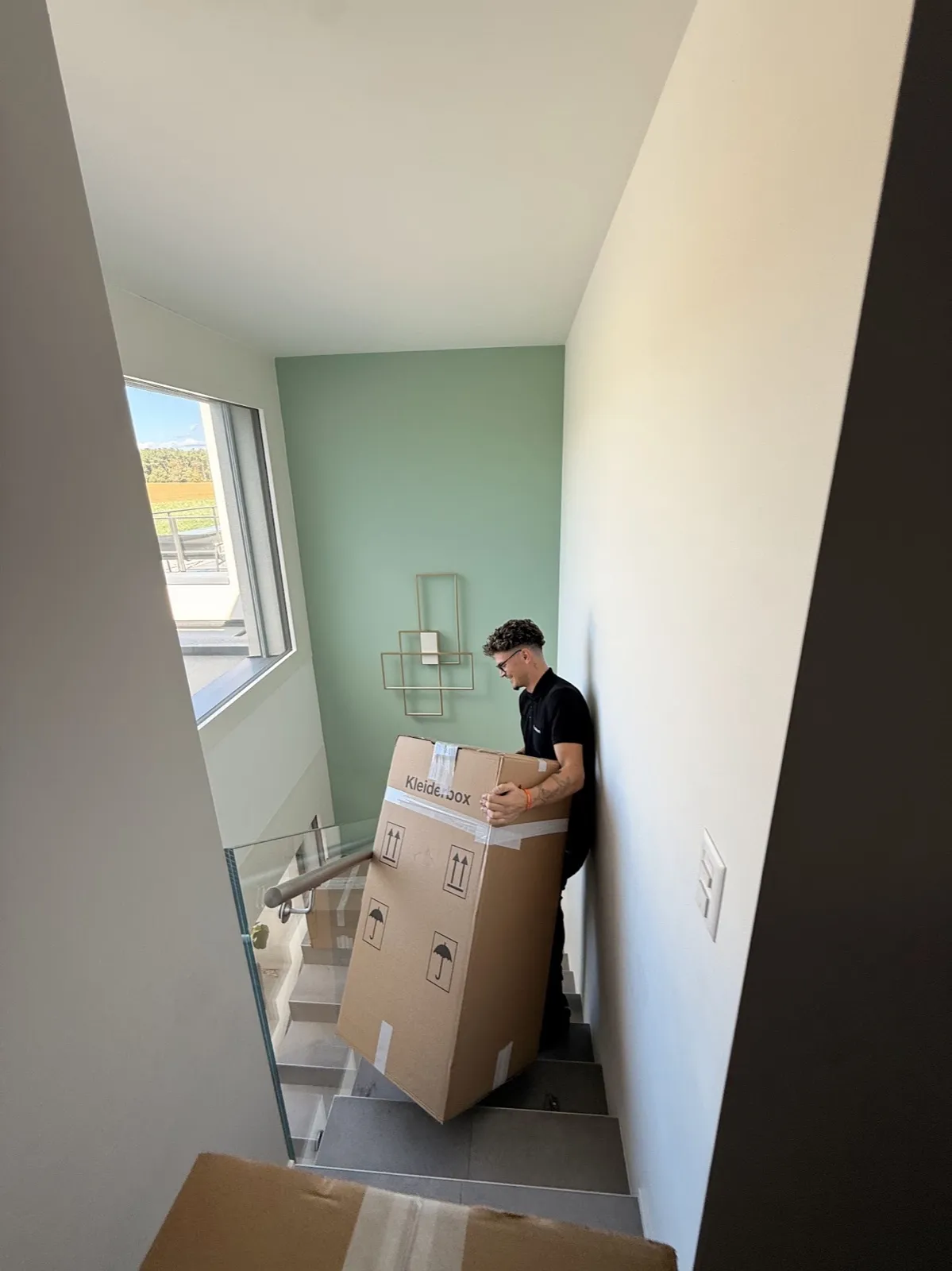 Carton penderie dans une cage d’escalier