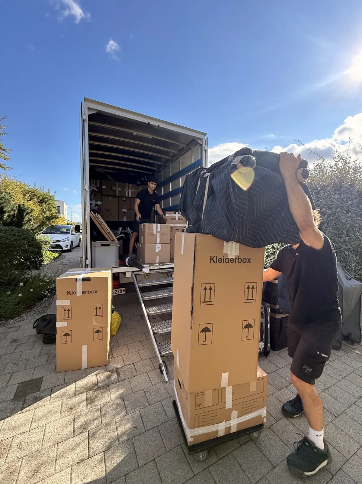 Chargement de cartons penderie sur un chariot