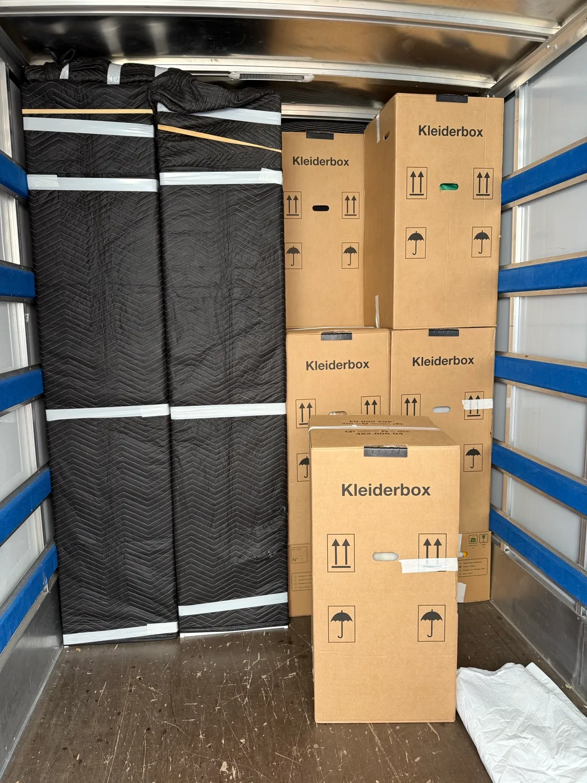 Chargement de penderies et de protections
