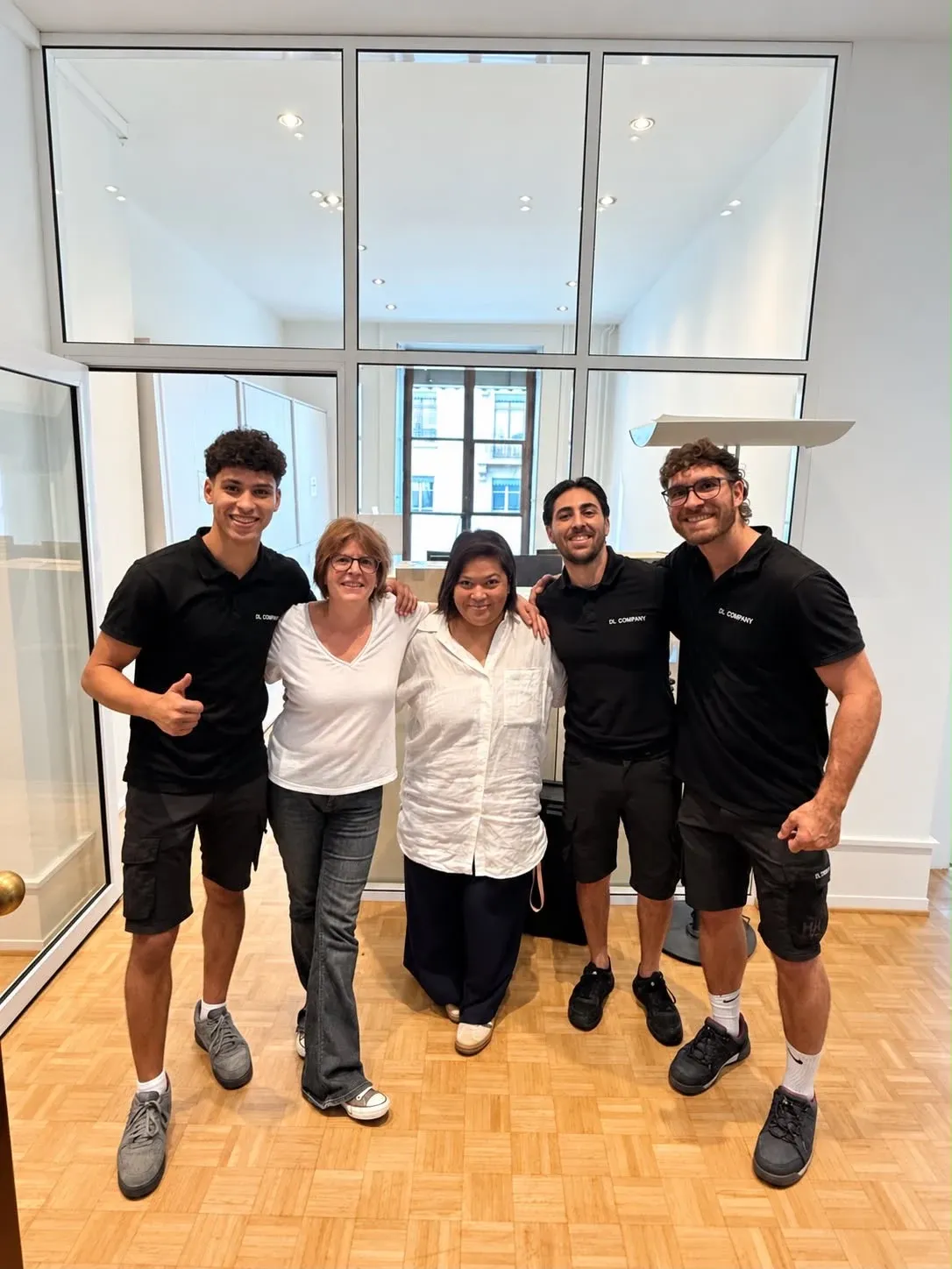 L’équipe DL Company avec Diane Waroquier et une collègue de COFIROASTERS dans leurs nouveaux bureaux à Genève