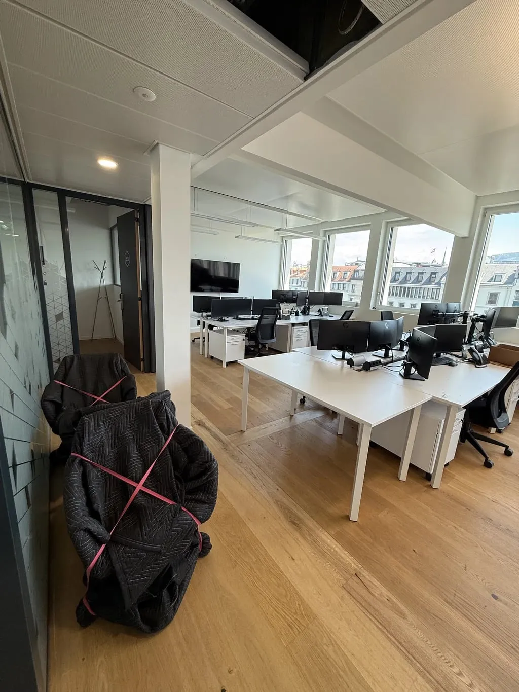 Postes de travail réinstallés dans les nouveaux bureaux de Coral Studio SA