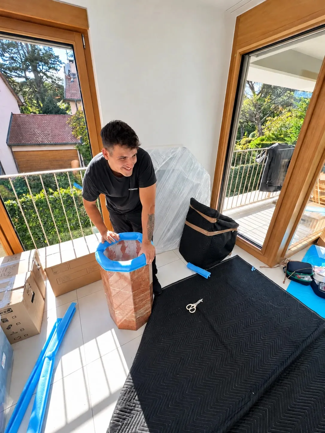 Déménageur DL Company qui emballe des affaires dans un appartement