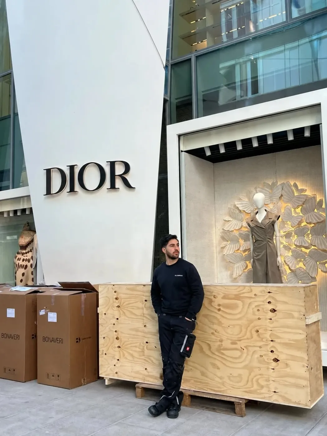 Un déménageur DL Company devant la boutique DIOR à Genève