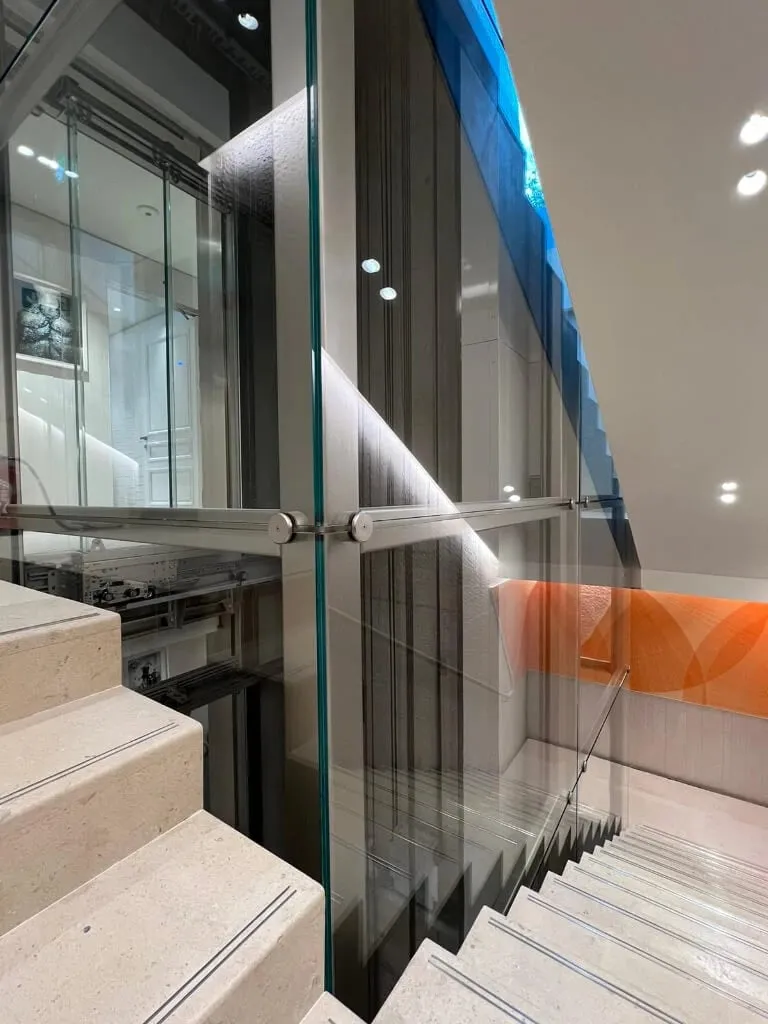 Escalier et ascenseur vitrés de la boutique DIOR pendant les travaux