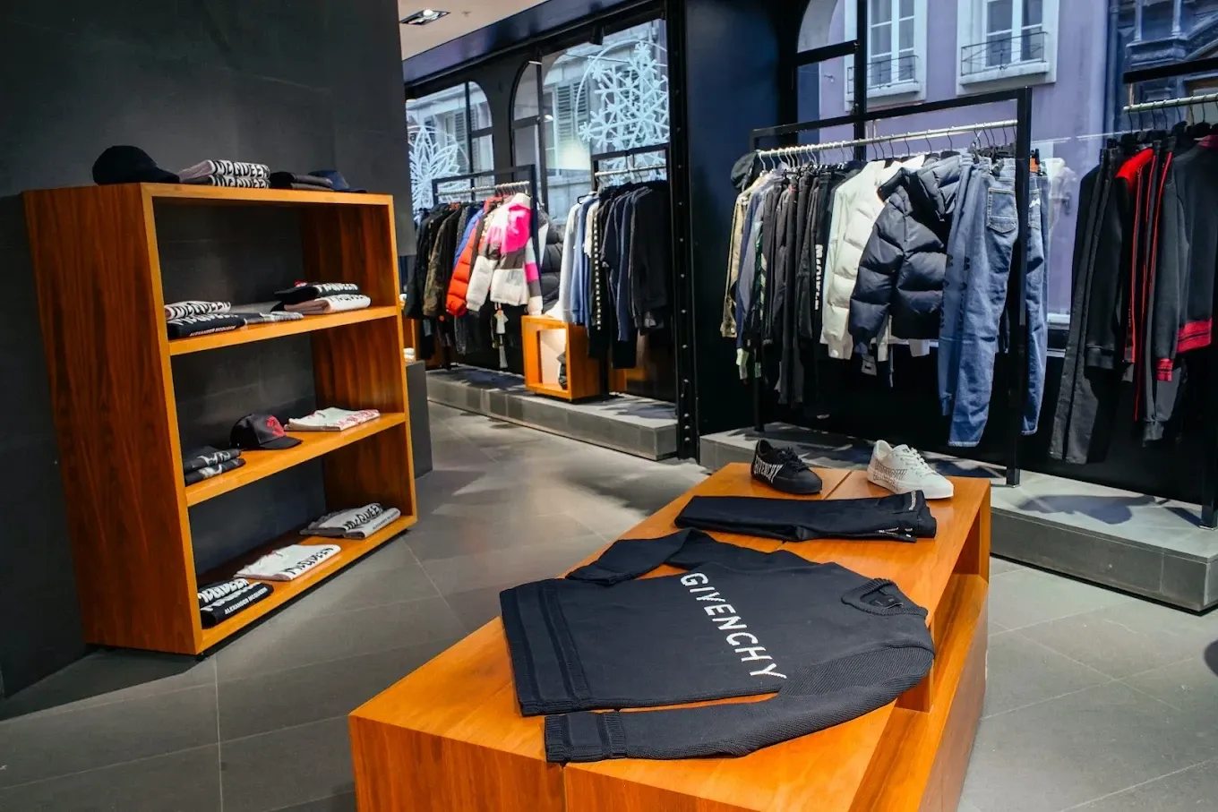 Étagères et tables en bois massif de la boutique Drake Store, démontées par DL Company