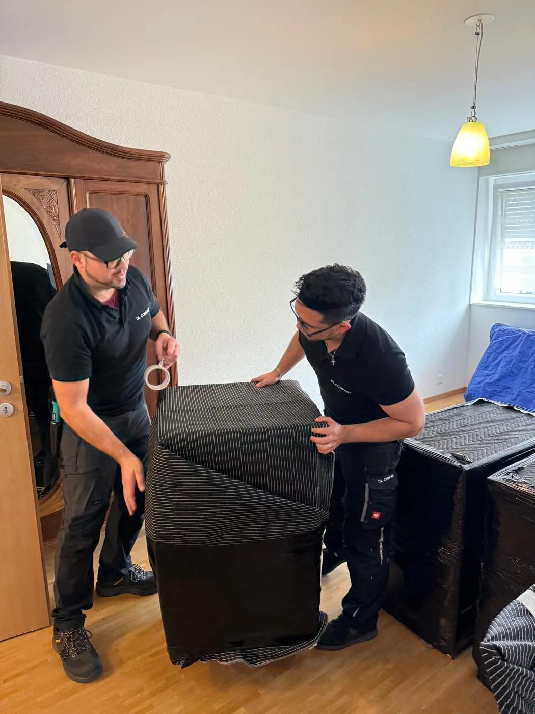 Deux déménageurs emballent un fauteuil