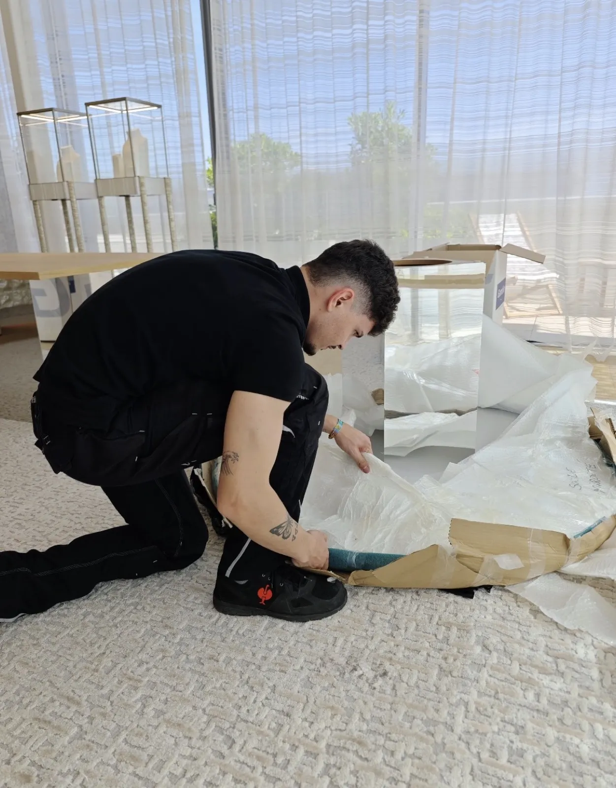 Emballage d’une pièce fragile dans une boutique