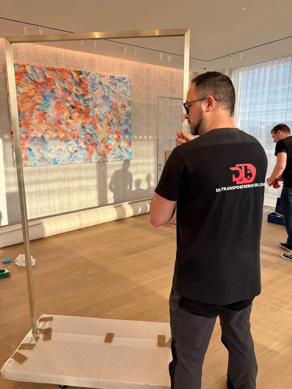 Un membre de l’équipe dans une galerie d’art