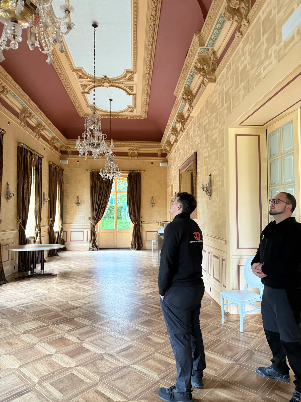 L’équipe au travail dans un grand intérieur