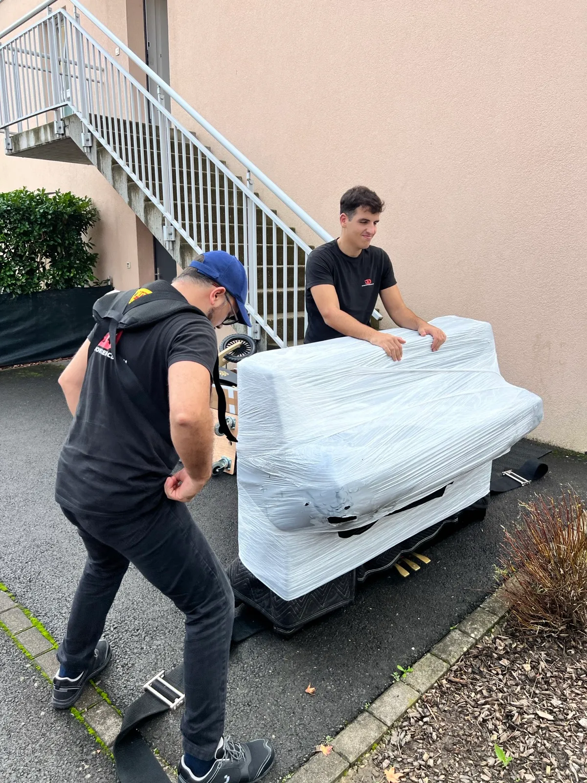 Manutention d’un meuble emballé à l’extérieur