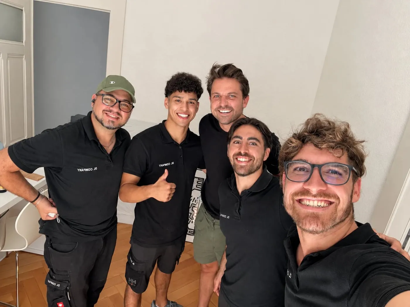 Selfie de l’équipe DL Company dans un appartement