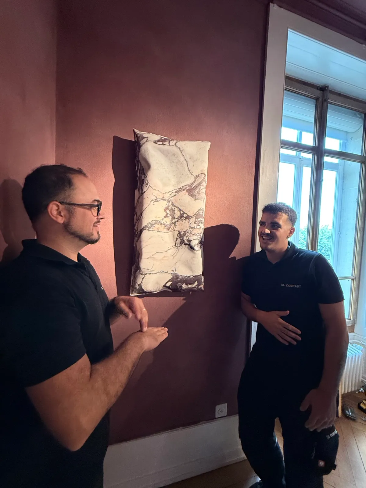 Deux membres de l’équipe avec un tableau