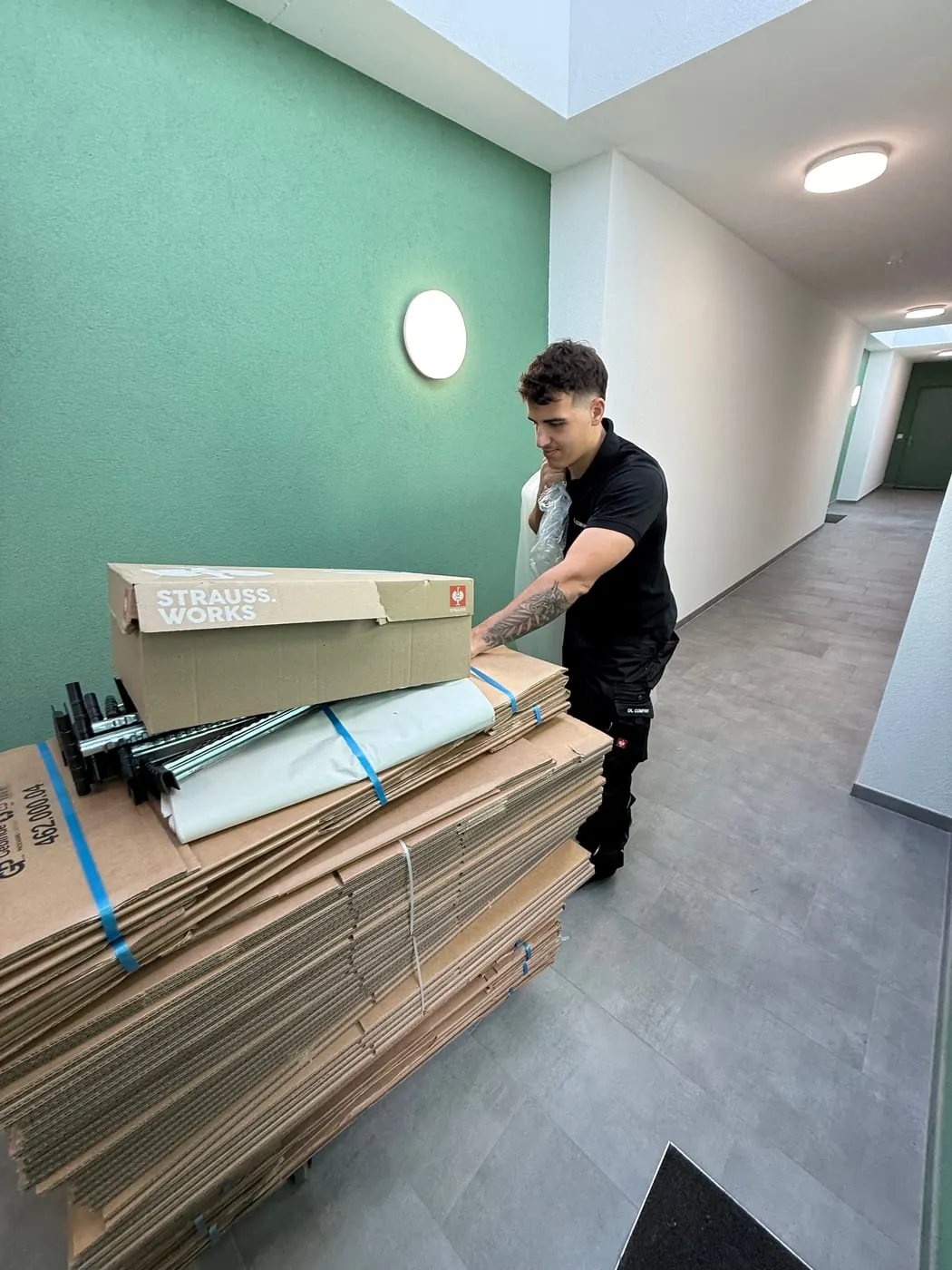 Déménageur et cartons dans un couloir