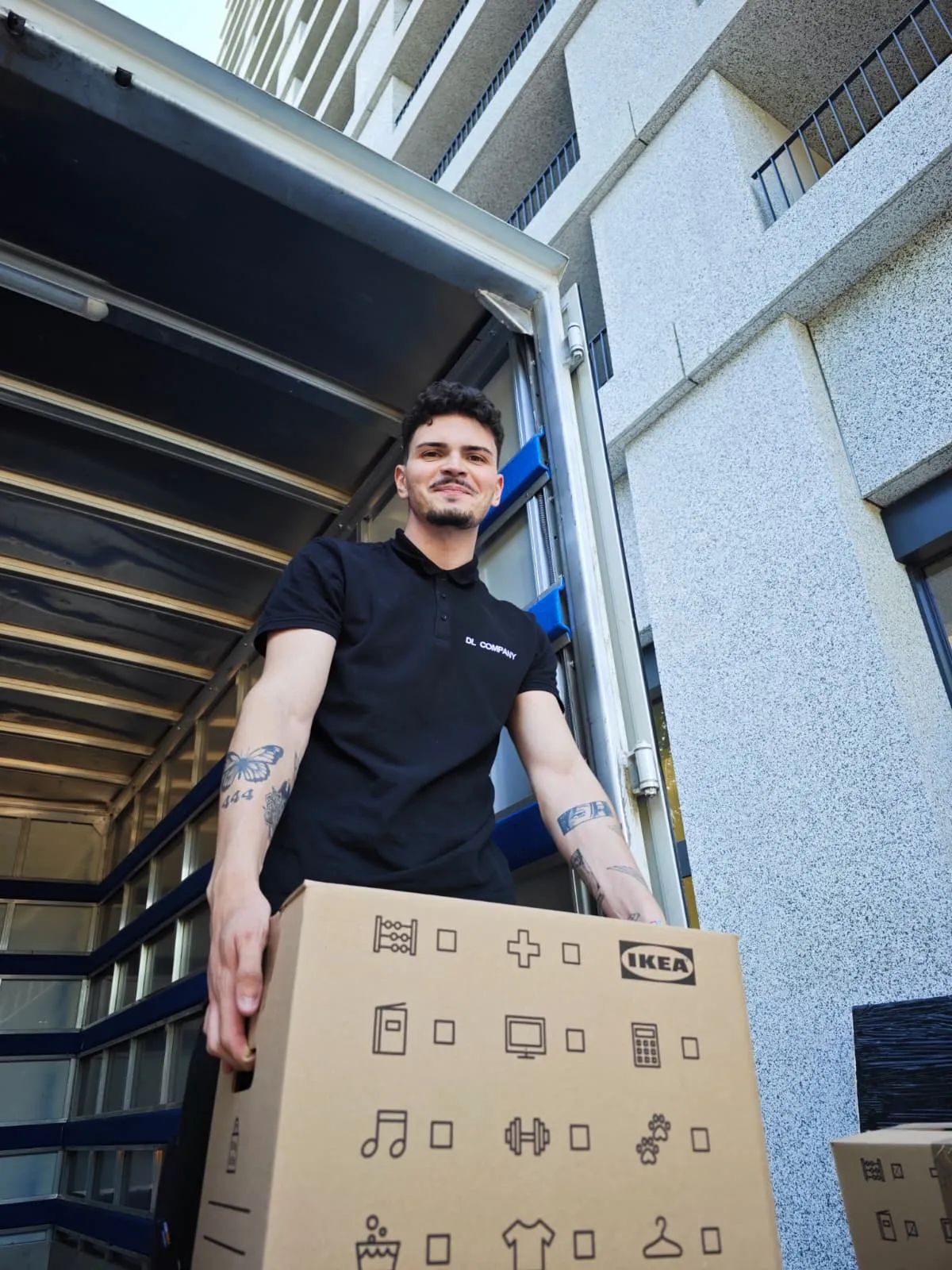 Un déménageur porte un carton