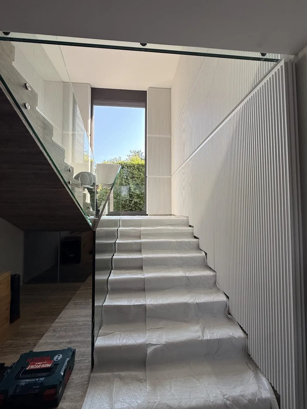 Escalier entièrement protégé avant le passage des meubles