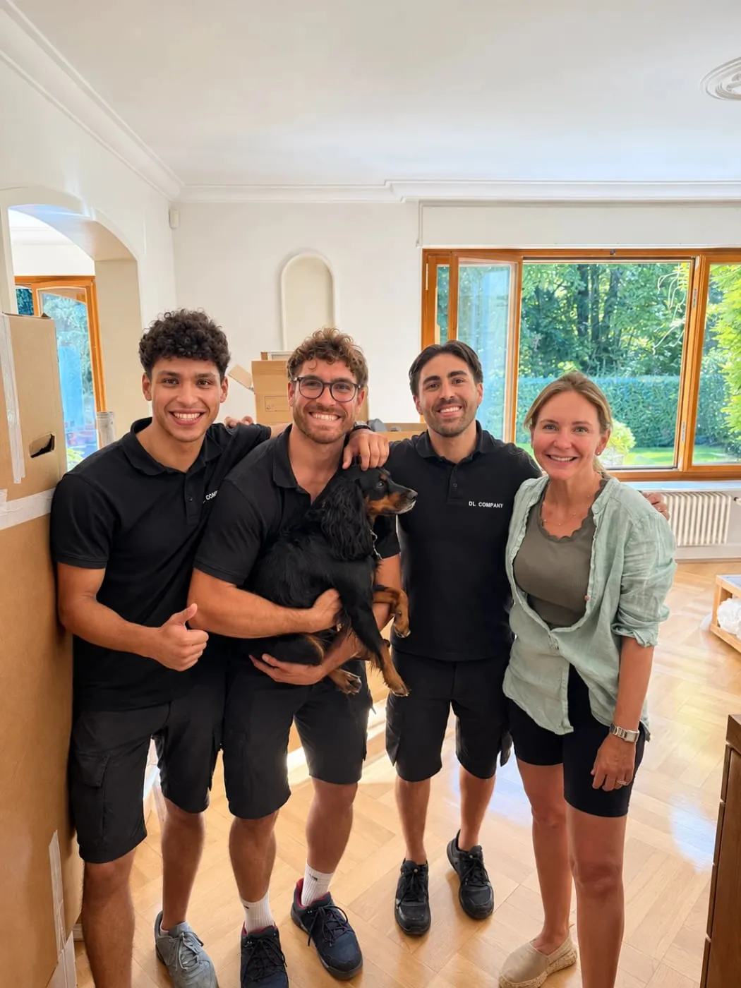 L’équipe DL Company avec une cliente et son chien dans une maison vidée
