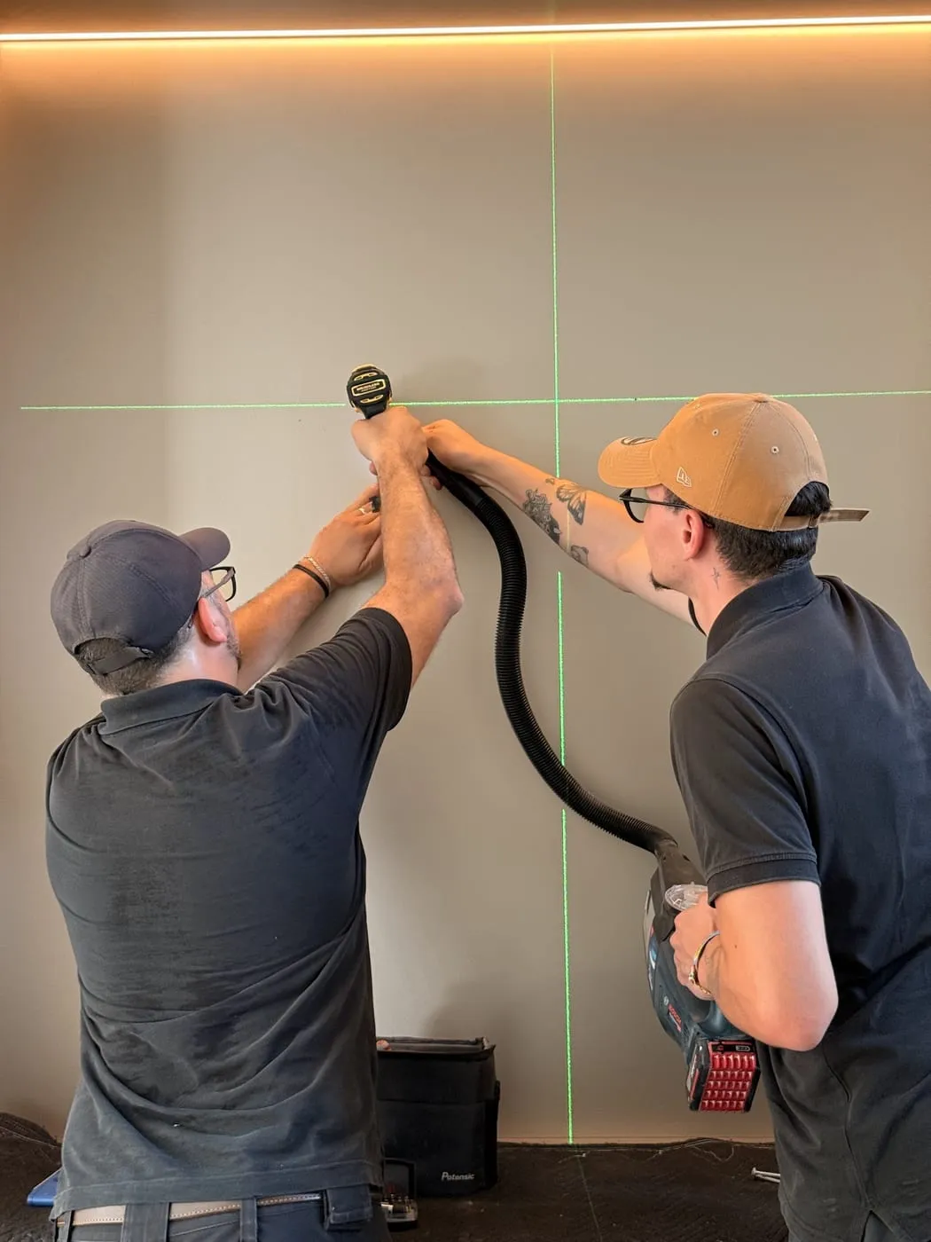 Fixation murale au laser, avec aspiration de la poussière