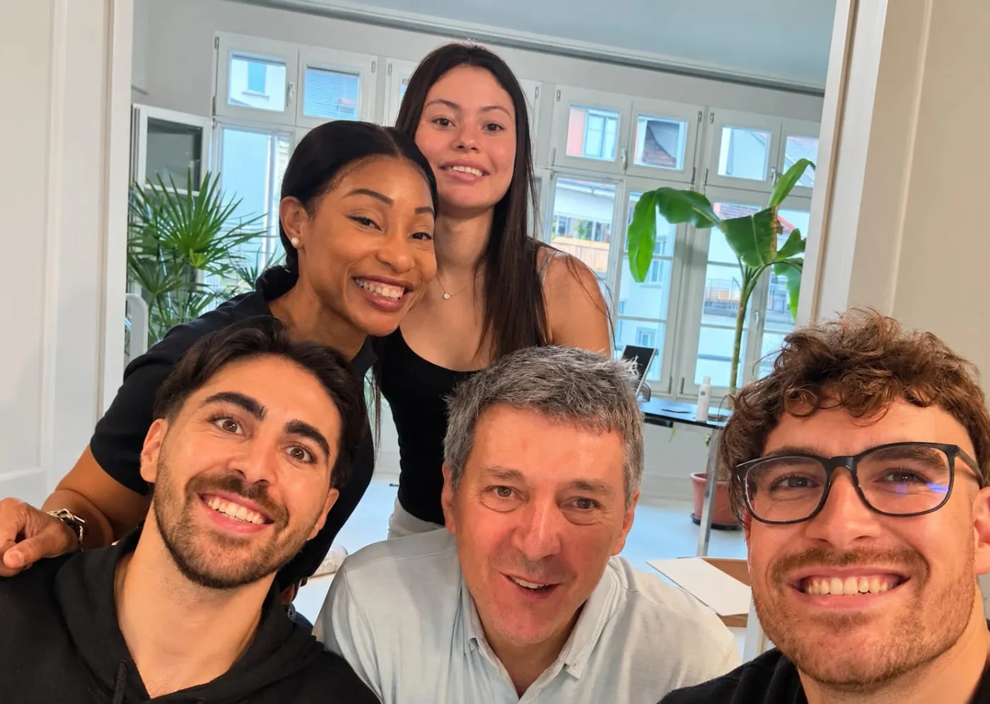 Selfie de l’équipe DL Company avec les clients dans leurs bureaux