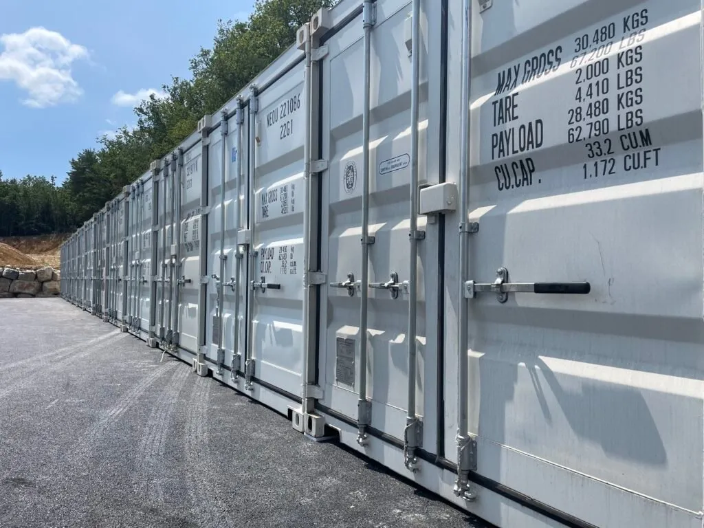 Caisses de stockage rangées dans un garde-meubles