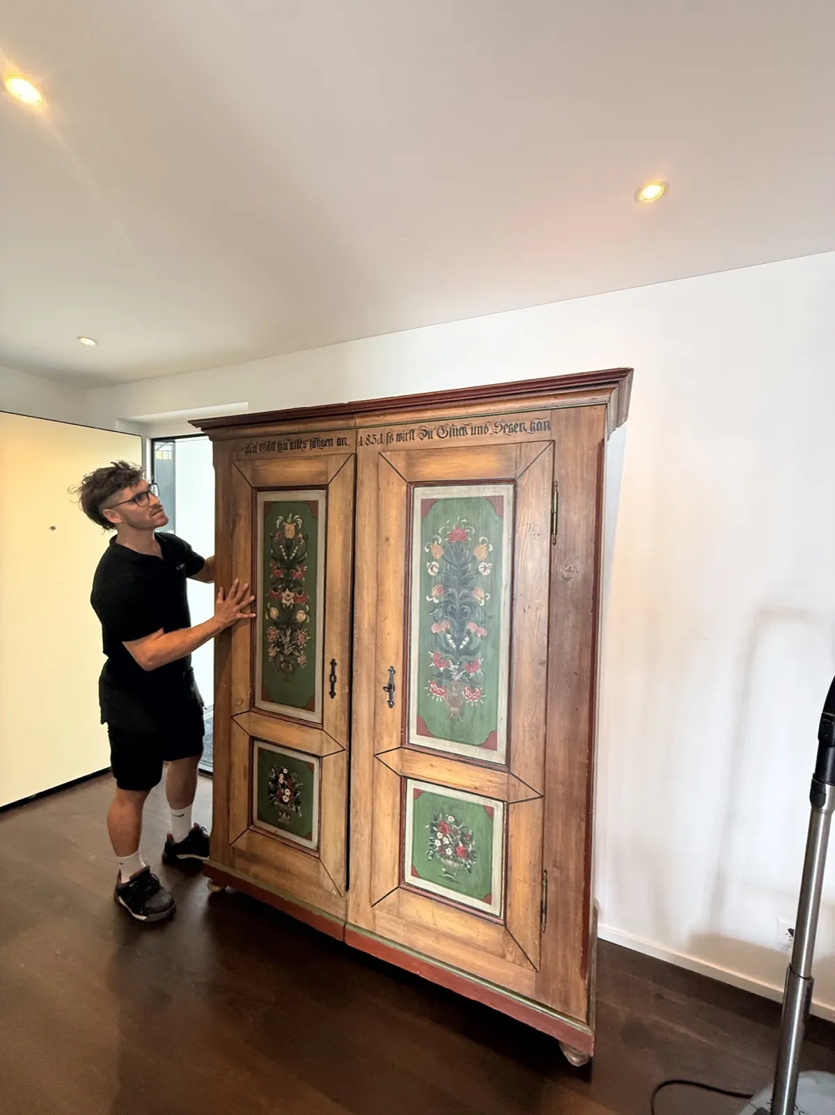 Intervention sur une armoire ancienne