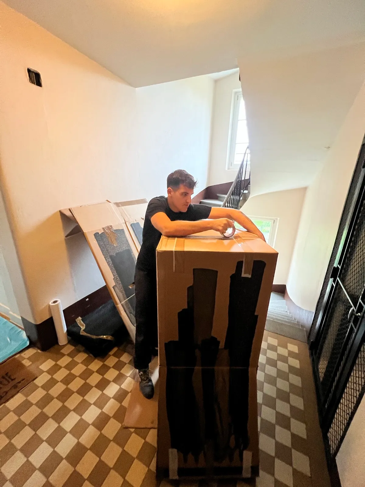 Manutention dans un escalier
