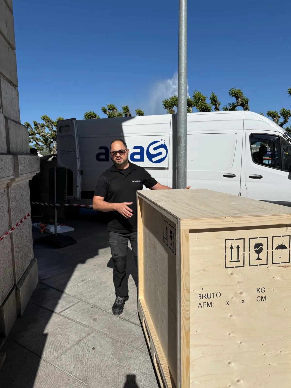 Manutention d’une caisse à l’extérieur