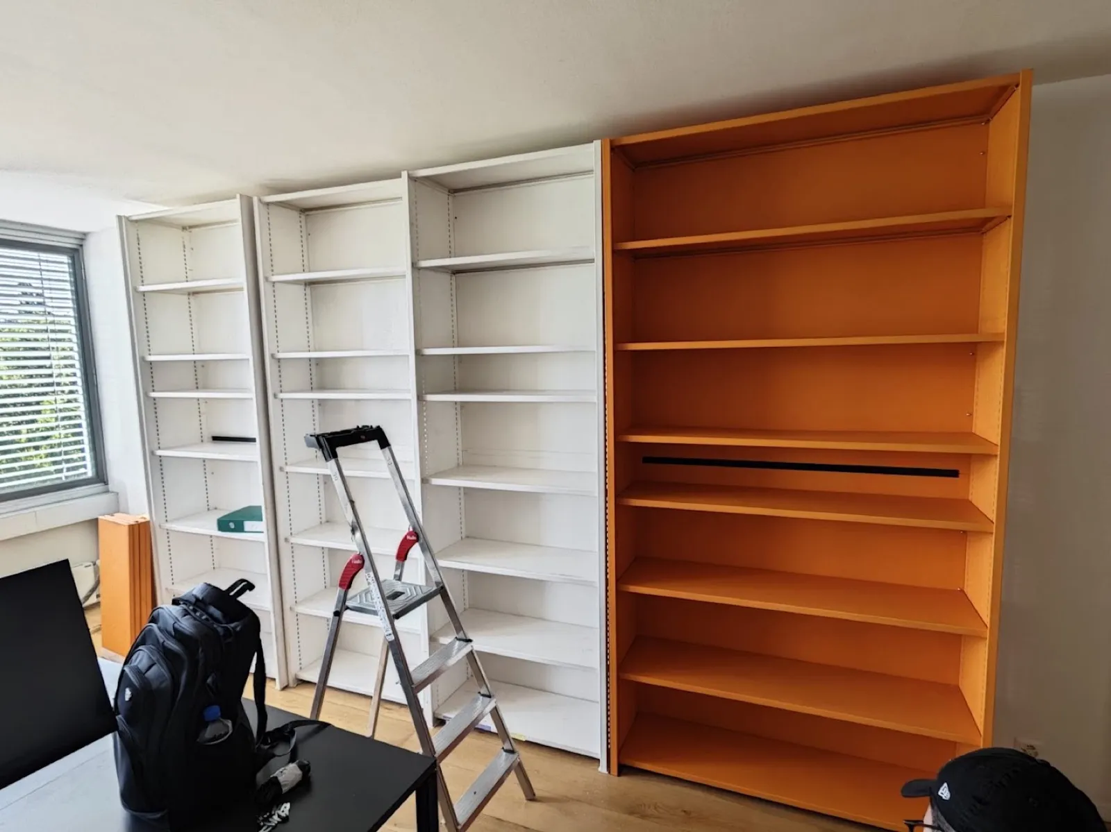Montage de bibliothèques dans un bureau