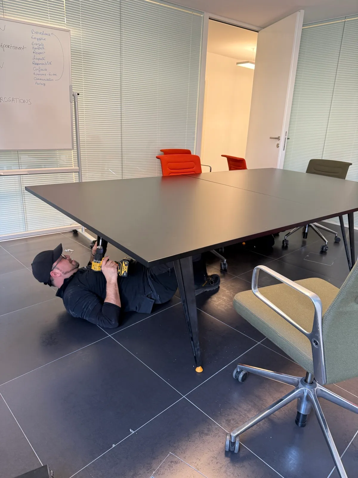 Montage d’une table de réunion