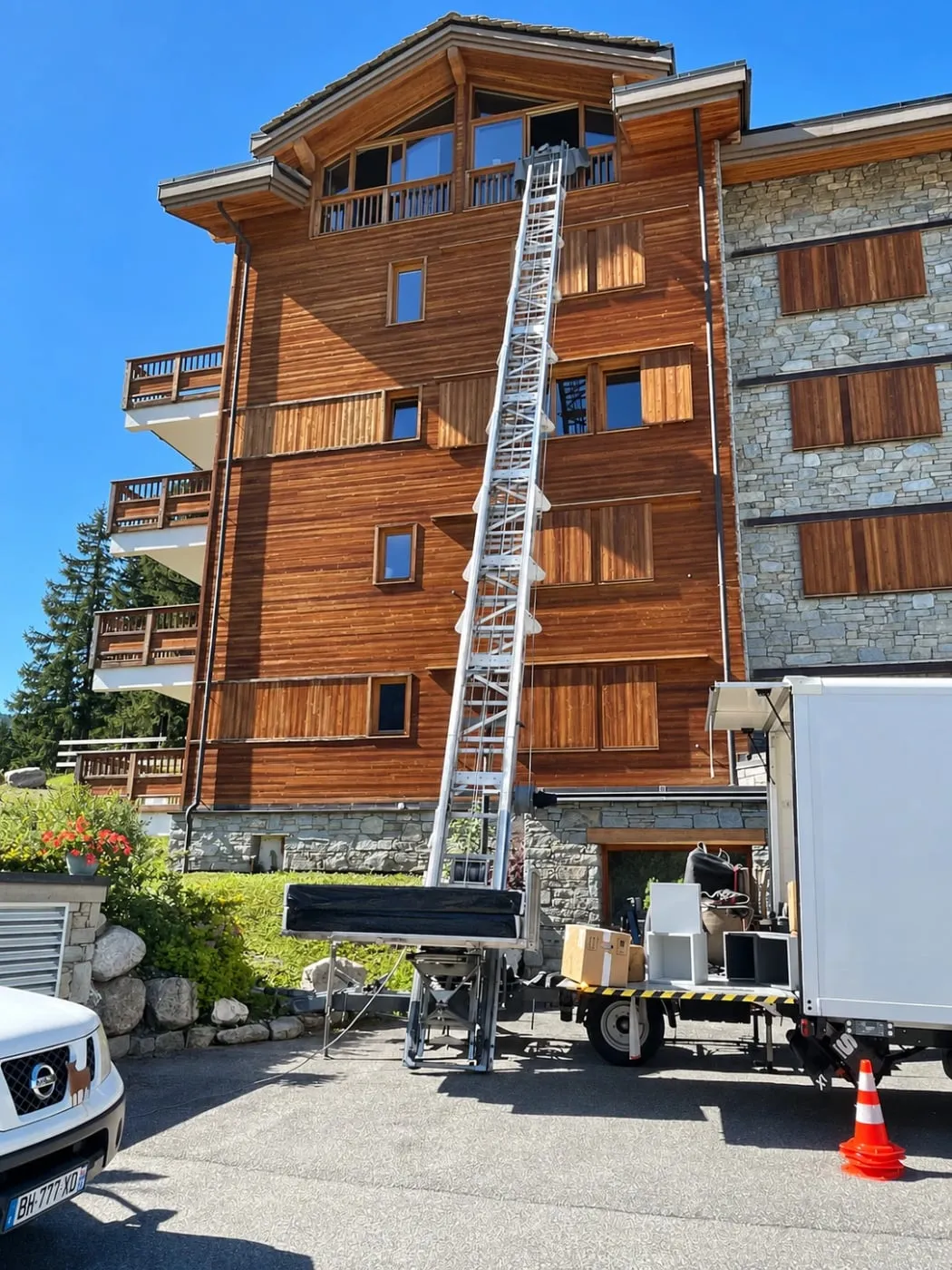 Monte-meubles et camion DL Company devant un chalet