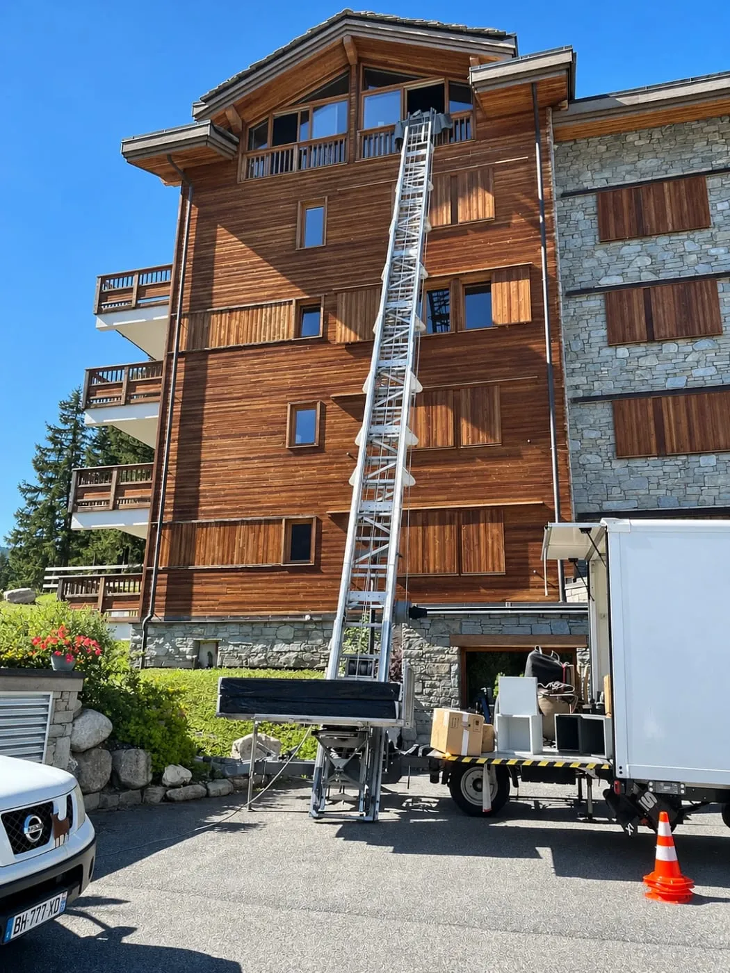 Monte-meubles installé contre la façade d’un chalet