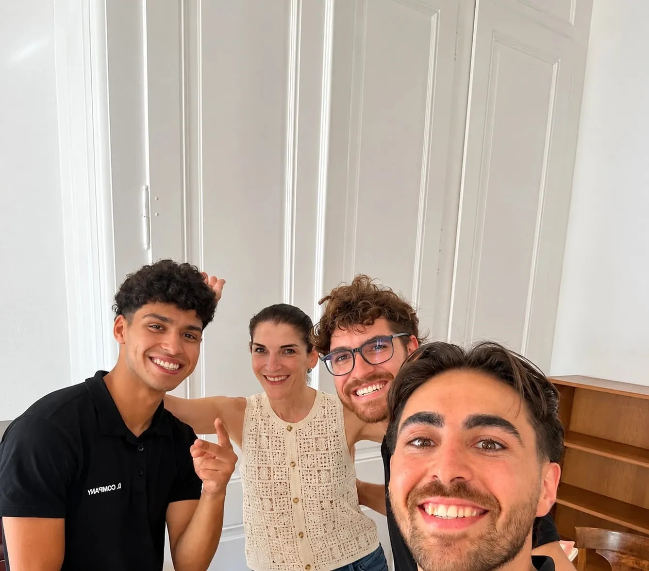 Selfie de l’équipe DL Company avec une cliente dans son appartement
