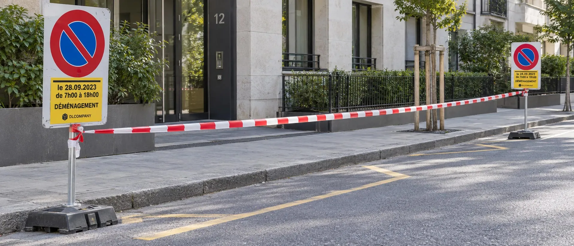 Panneaux d’interdiction de stationner DL Company posés pour un déménagement à Genève : autorisation de stationnement, ruban rouge et blanc, devant un immeuble
