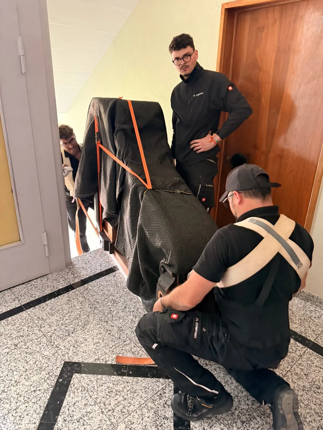 Piano protégé et sanglé sur un palier