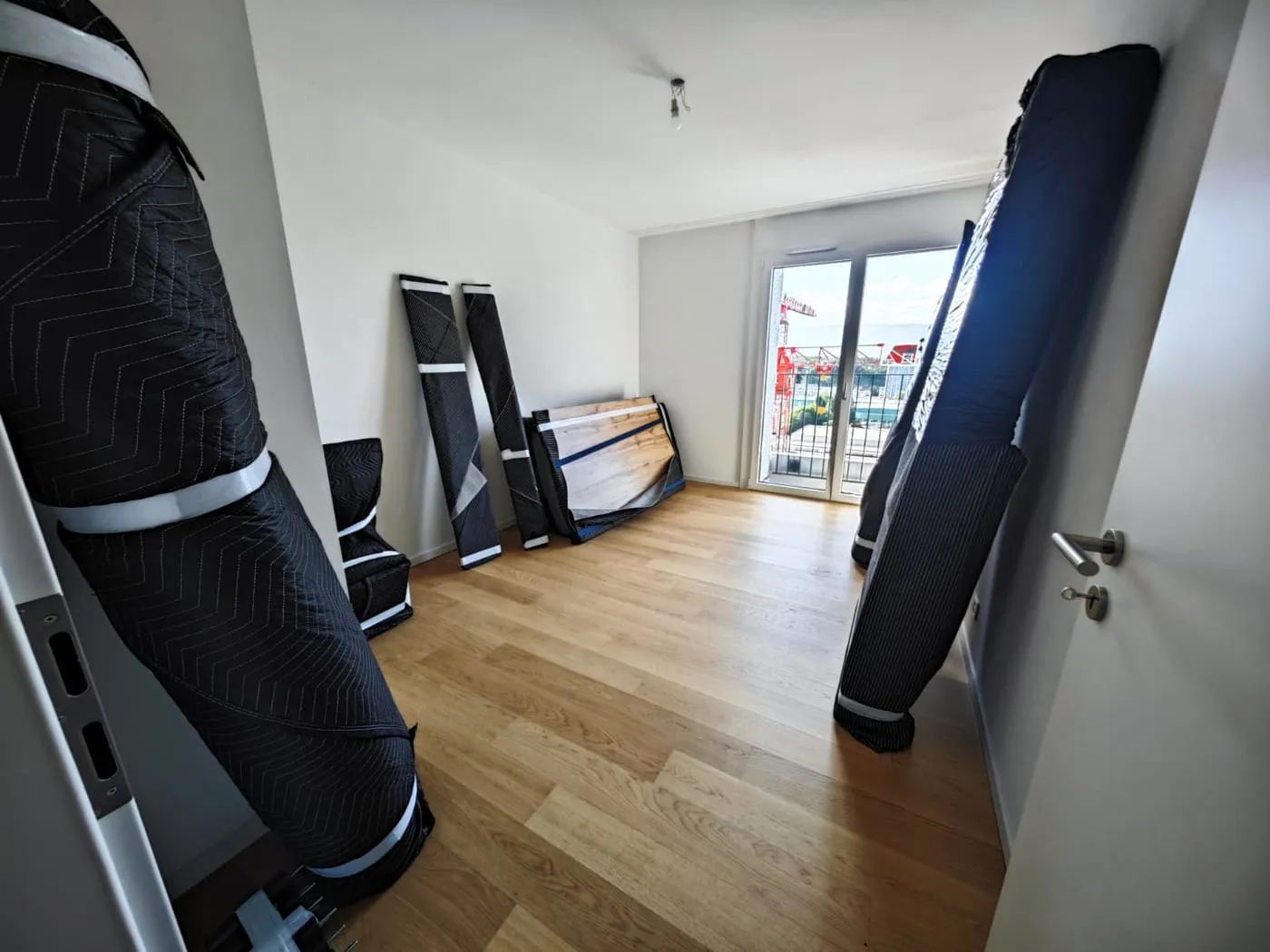 Pièces de mobilier protégées dans une chambre vide