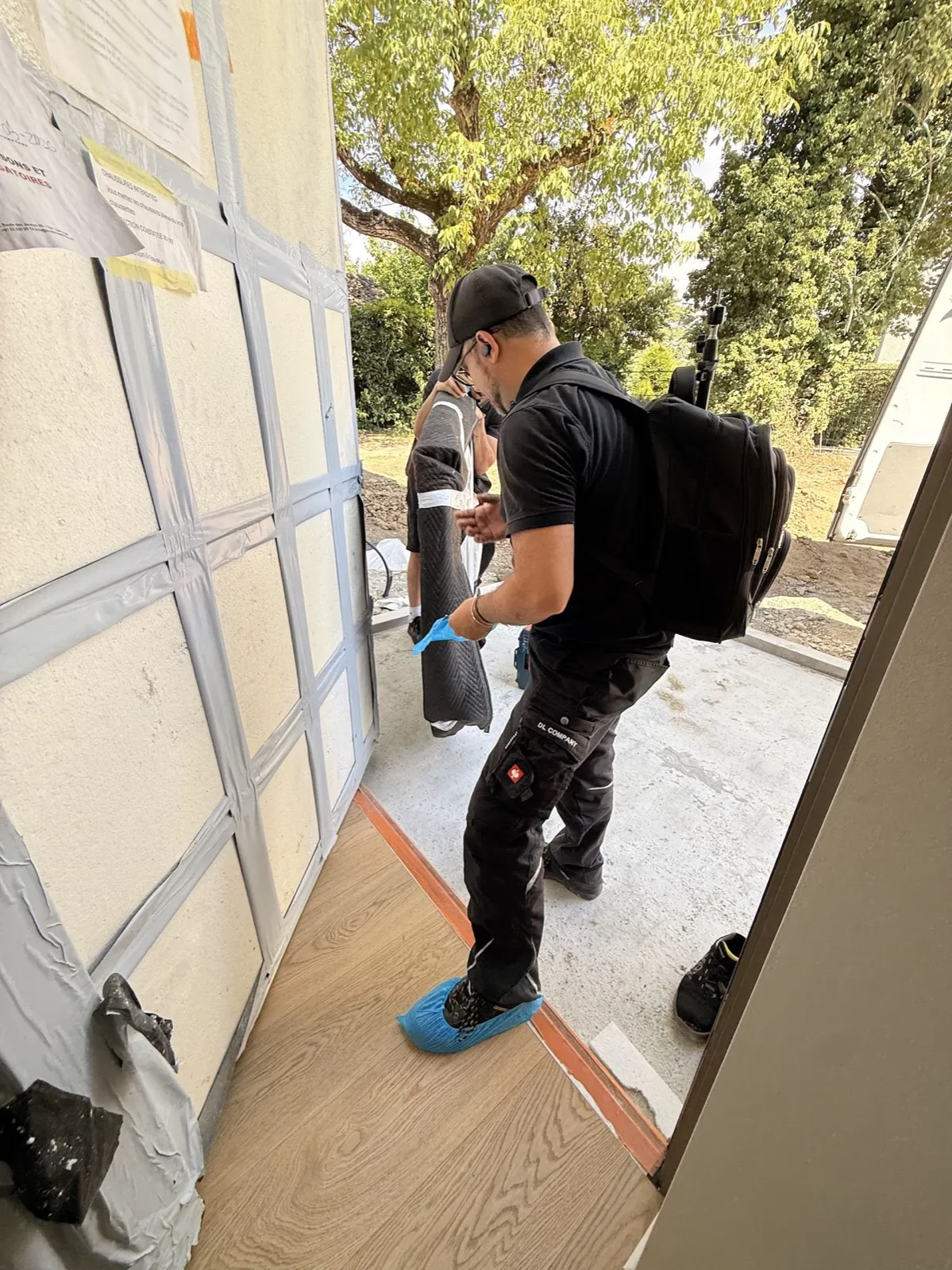Protège-chaussures à l’entrée du logement