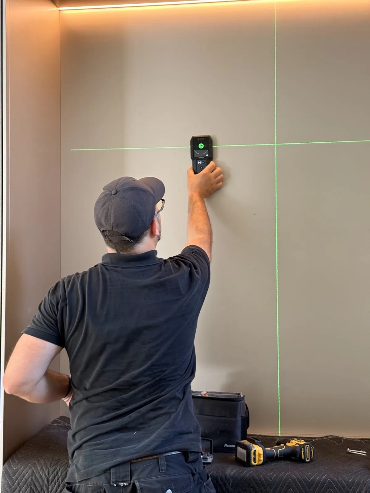 Repérage au niveau laser avant une fixation murale