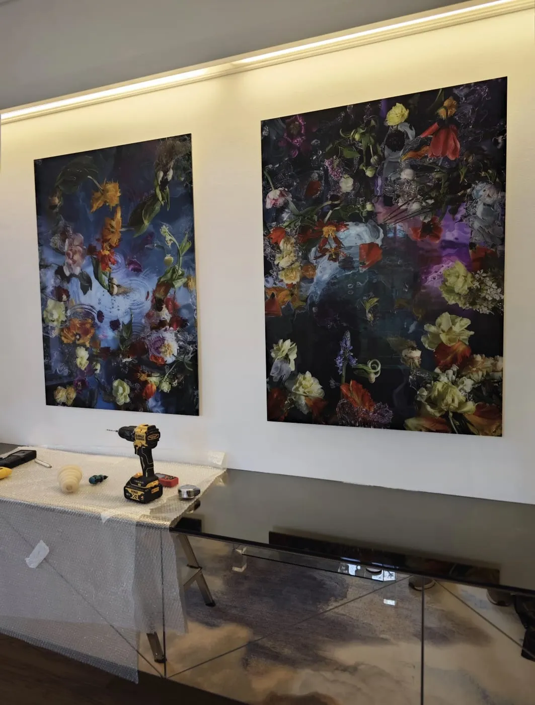 Tableaux installés dans un intérieur