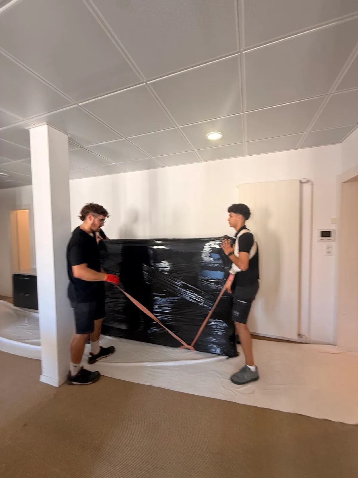 Transport d’un meuble avec des sangles