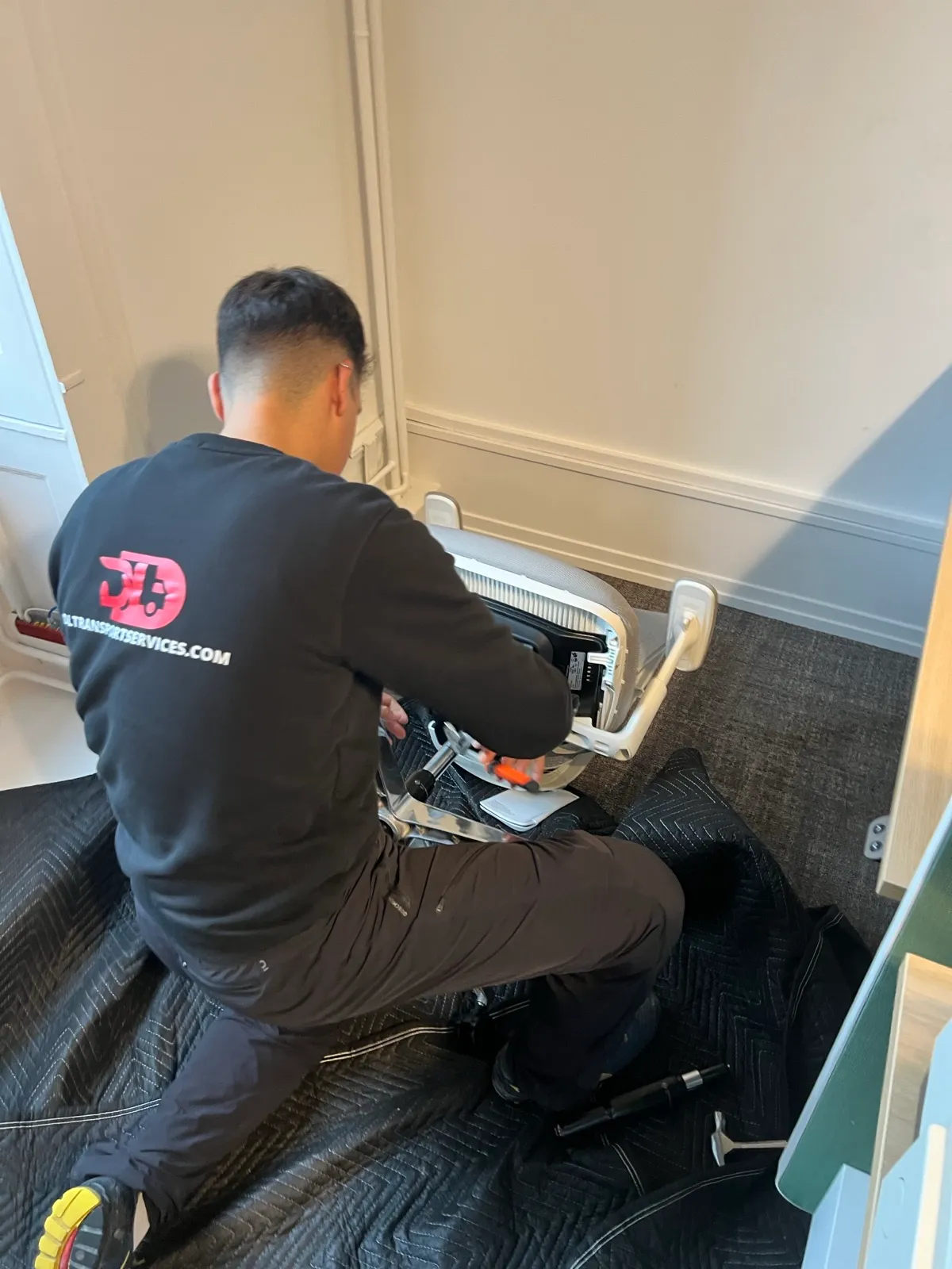 Technicien au travail près d’un escalier